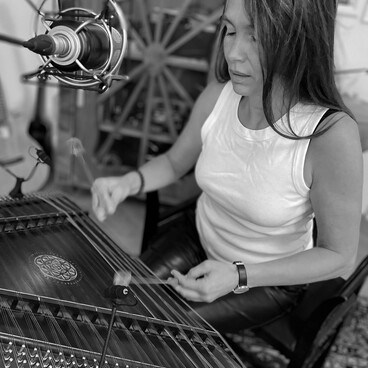 Maria Ma mit ihrem Hackbrett (c) Sebastian Wiesflecker